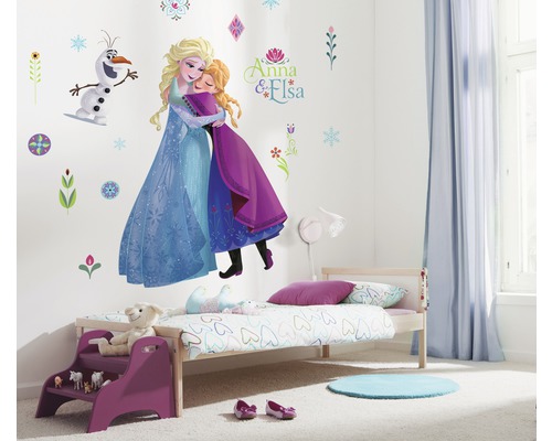 Kinderkamer met muurstickers van Anna en Elsa uit Frozen