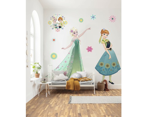 Wanddecoratie met muurstickers van Anna en Elsa uit Frozen in een kinderkamer.