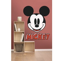 Mickey Mouse muursticker naast een houten plank