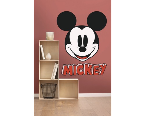 Mickey Mouse muursticker naast een houten plank