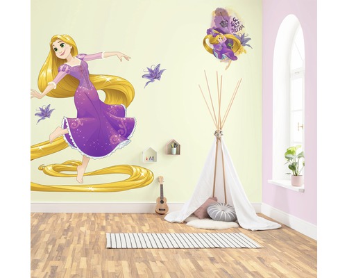 Kinderkamer met muurstickers van Rapunzel, speeltent en decoratie