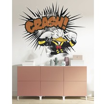 Wanddecoratie met Donald Duck motief boven een dressoir.