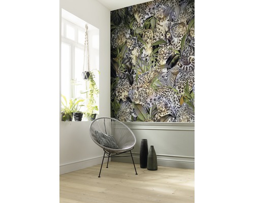 Kamer met behang met luipaardmotief, fauteuil, planten en decoratie
