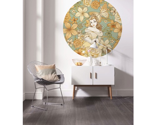 Kameroverzicht met een muursticker met Belle-motief, een stoel en een dressoir.