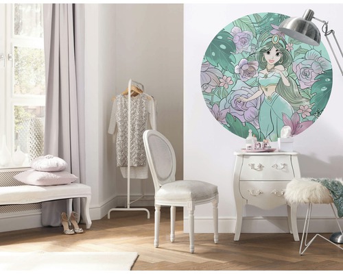 Decoratieve kamer met muursticker, commode en zitplaatsen.