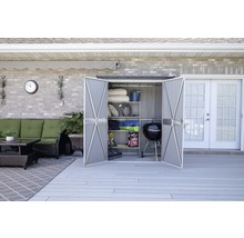 Tuinkast met open deuren, gevuld met tuingereedschap en accessoires op een terras