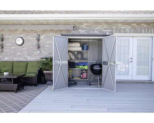 Tuinkast met open deuren, gevuld met tuingereedschap en accessoires op een terras