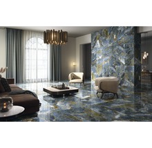 Moderne woonkamer met blauwe en gouden tegels op de vloer en wand, bank en fauteuils
