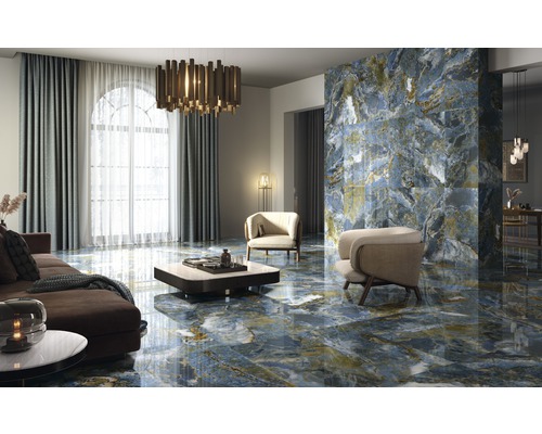 Moderne woonkamer met blauwe en gouden tegels op de vloer en wand, bank en fauteuils