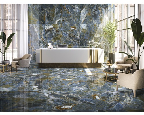 Elegant interieur met vloer- en wandtegels in marmerlook, receptie en zitplaatsen