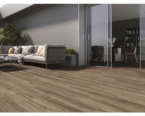 Terras met houten tegels, bank en glazen deuren