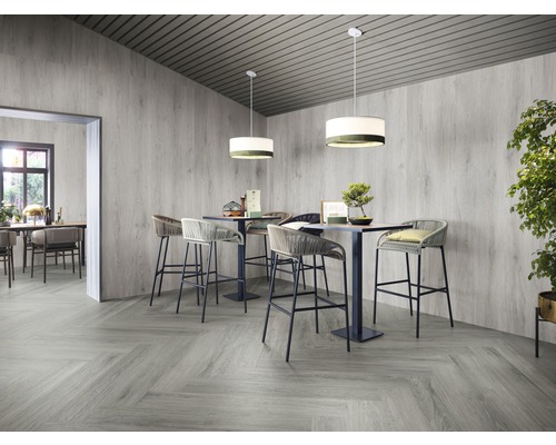 Interieur met vloerbedekking, wandpanelen, tafels en stoelen