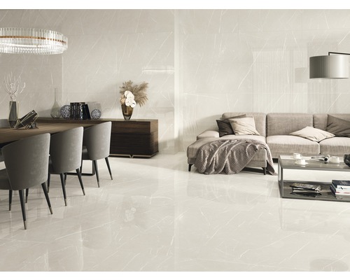 Lichte woonkamer met eetgedeelte, voorzien van tegels, eettafel, stoelen en bank.