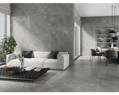 Moderne woonkamer met tegels in marmerlook op de vloer en muren.