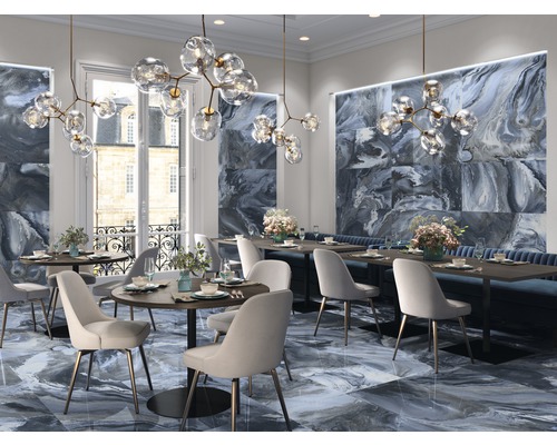 Elegant restaurant met tafels, stoelen en wand- en vloertegels in marmerlook