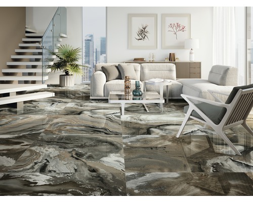 Woonkamer met tegelvloer in marmerlook, bank en trap