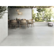 Terras met terrastegels, eettafel en stoelen onder een pergola