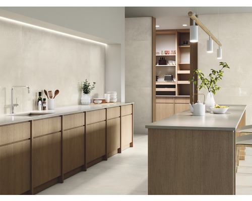 Lichte, moderne keuken met houten kasten, gootsteen, kookeiland en tegels