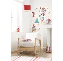Kinderkamer met kerstwanddecoratie, schommelstoel en decoratielantaarns