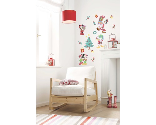 Kinderkamer met kerstwanddecoratie, schommelstoel en decoratielantaarns