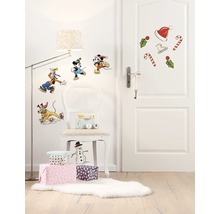 Kerst wanddecoratie met Disneyfiguren en kerstmotieven in een kamer.