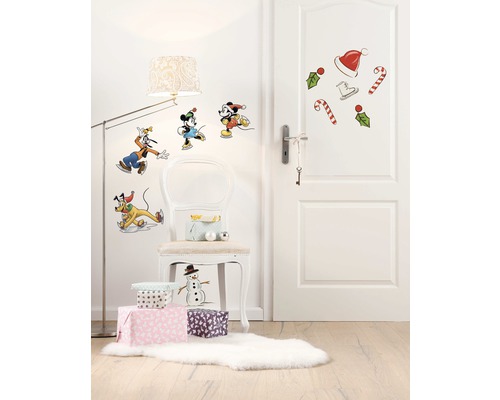 Kerst wanddecoratie met Disneyfiguren en kerstmotieven in een kamer.