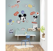 Wanddecoratie met Mickey Mouse muurstickers in een kinderkamer boven een bureau.