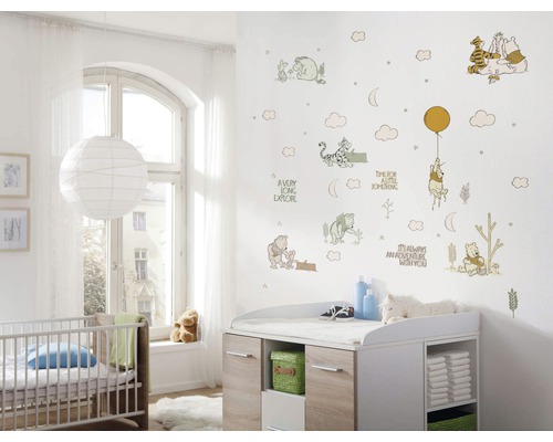 Kinderkamer met muurstickers, commode en kinderbed