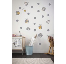 Kinderkamer met muurstickers met diermotieven en opschriften op een witte muur