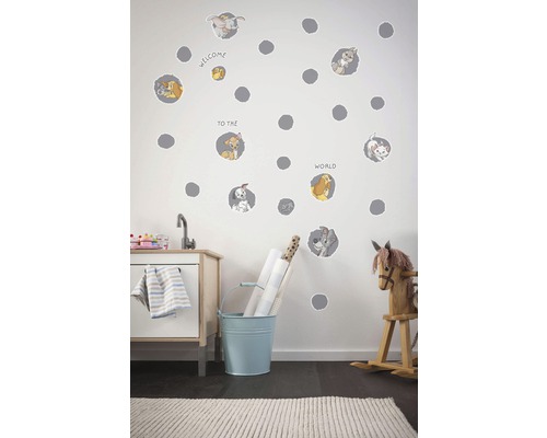 Kinderkamer met muurstickers met diermotieven en opschriften op een witte muur