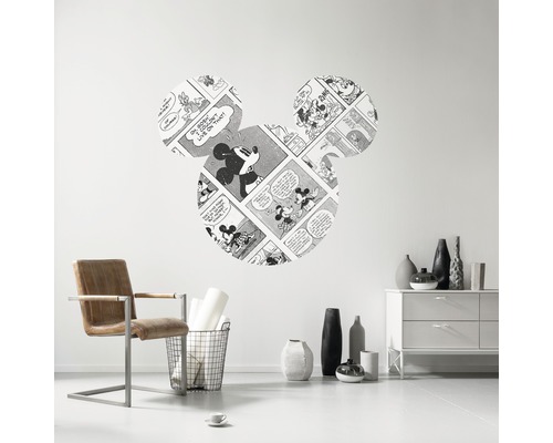 Woonkamer met een muursticker in stripboekstijl in de vorm van Mickey Mouse.