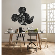 Woonkamer met eettafel, stoelen en Mickey Mouse muursticker