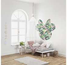 Kinderkamer met wit bed, sprei en Minnie Mouse muursticker met jungle motieven.