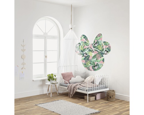 Kinderkamer met wit bed, sprei en Minnie Mouse muursticker met jungle motieven.