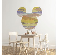 Kinderkamer met tafel en kleurrijke Mickey Mouse muursticker