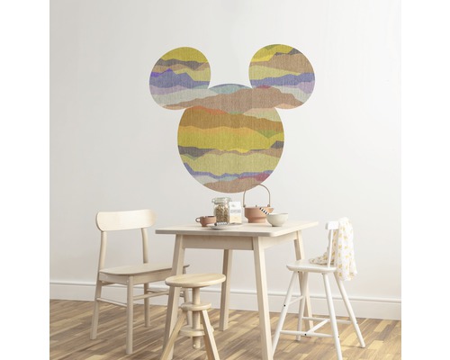 Kinderkamer met tafel en kleurrijke Mickey Mouse muursticker