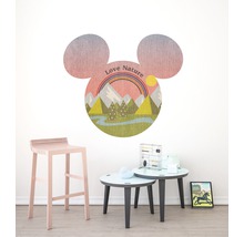 Muursticker met natuurmotief, stoel en bijzettafels in een kamer