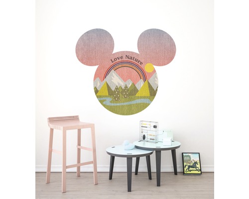 Muursticker met natuurmotief, stoel en bijzettafels in een kamer