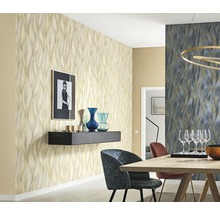 Woonkamer met patroonbehang, eettafel en decoratie