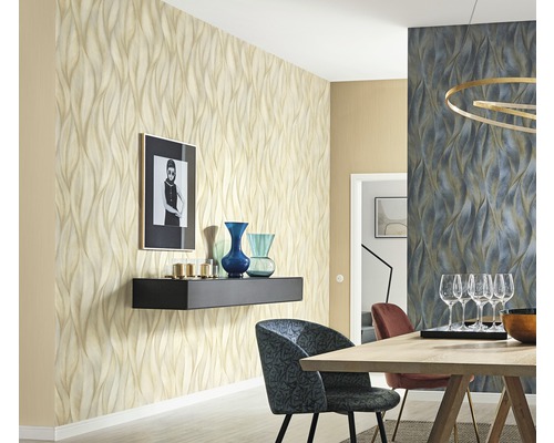 Woonkamer met patroonbehang, eettafel en decoratie
