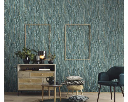 Woonkamer met patroonbehang, dressoir en fauteuil