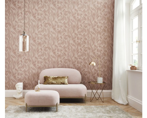 Woonkamer met patroonbehang, fauteuil en bijzettafel