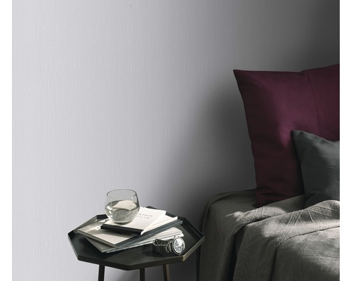 Slaapkamer met wandbehang, nachtkastje en bed