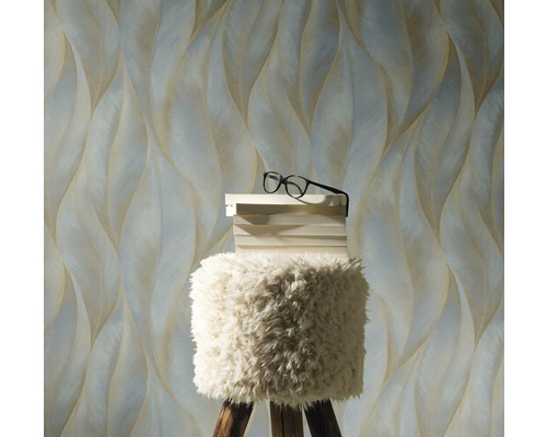 Kamerzicht met behang met abstract golfpatroon, kruk en stapel boeken