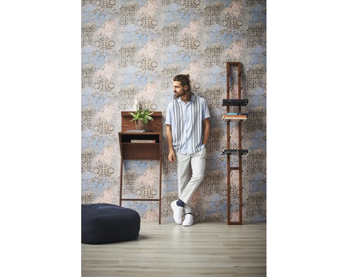 Woonkamer met patroonbehang, lessenaar, rek en voetenbank