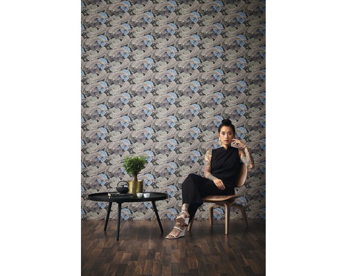 Kamerweergave met patroonbehang, tafel, decoratie en zittende persoon