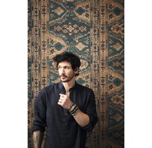 Man voor een wandbekleding met patroon