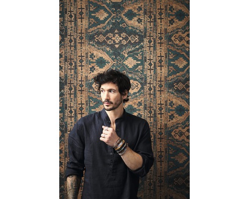 Man voor een wandbekleding met patroon