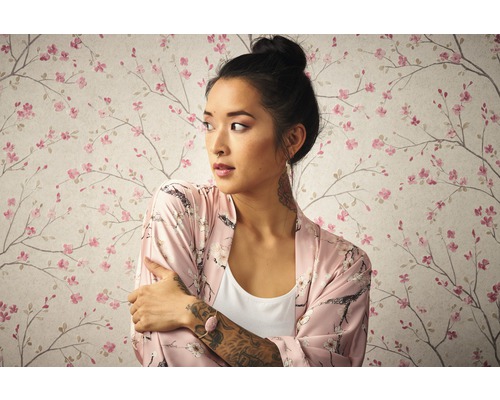 Vrouw met kimono voor behang met bloemmotief