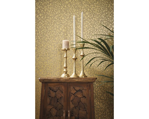 Decoratieve scène met patroonbehang, houten kast, kaarsen en kandelaars